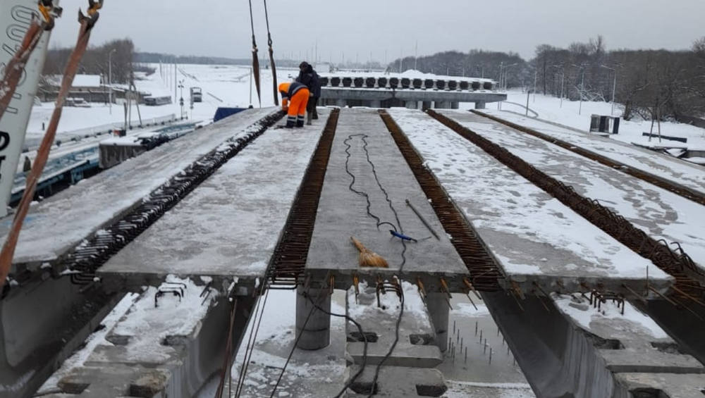 В Брянске на восьмом пролете Славянского моста установили шесть балок