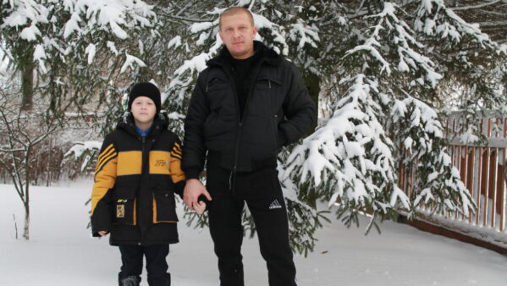 Житель брасовского села Николай Крайченков взял на себя заботу о чистке дорог от снега