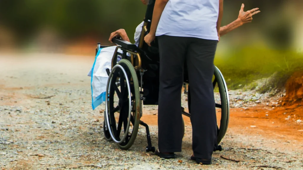 В Брянске после вмешательства прокуратуры инвалиду 2 группы получил кресло-коляску
