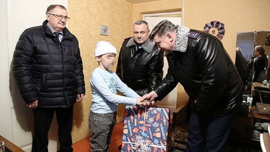 Глава брянского УФСИН Герасимов исполнил новогоднее желание 8-летнего Ярослава