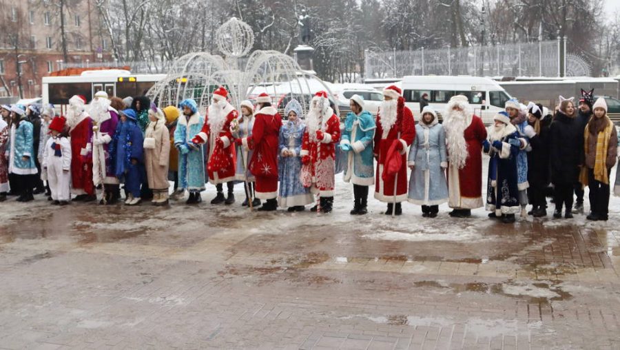 В Советском районе Брянска провели предновогодний Парад Дедов Морозов и Снегурочек