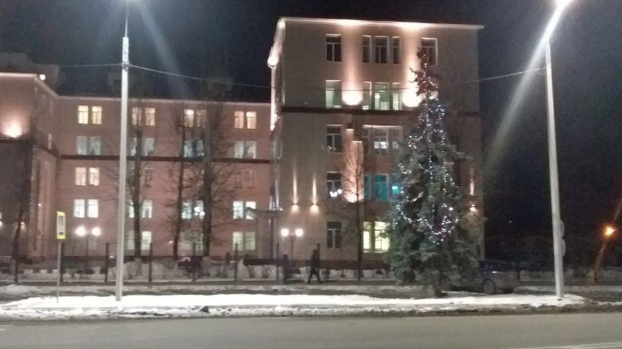 В Бежицком районе Брянска украсили новогоднюю ёлку возле городской больницы № 1
