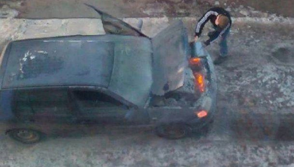 В Советском районе Брянска во дворе дома на улице Фокина загорелся легковой автомобиль