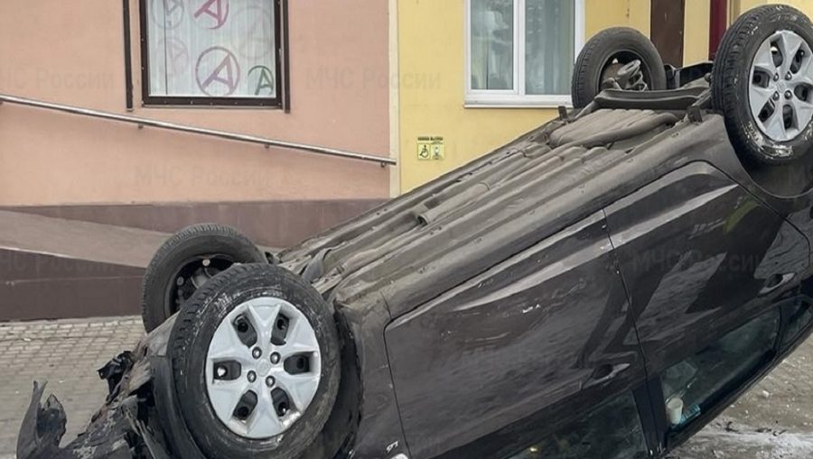 В Бежицком районе Брянска в аварии с перевернутым автомобилем пострадал человек