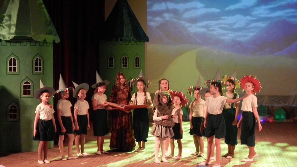В Локте артисты Дома культуры подарили детям представление «Волшебник Изумрудного города»