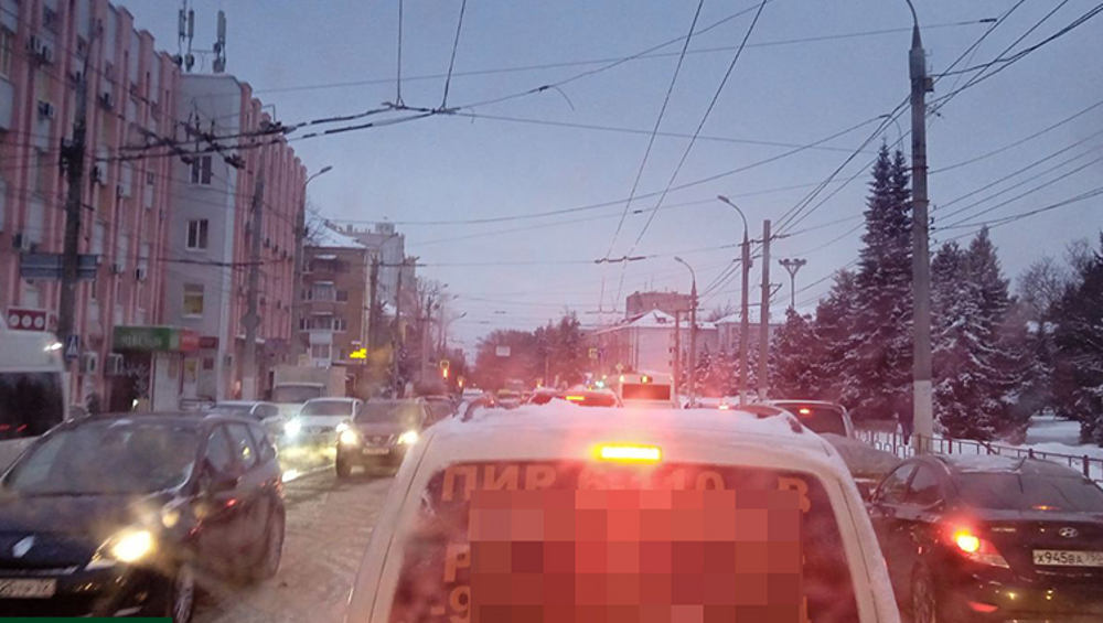 В Брянске на улицах Красноармейской и других образовались автомобильные пробки