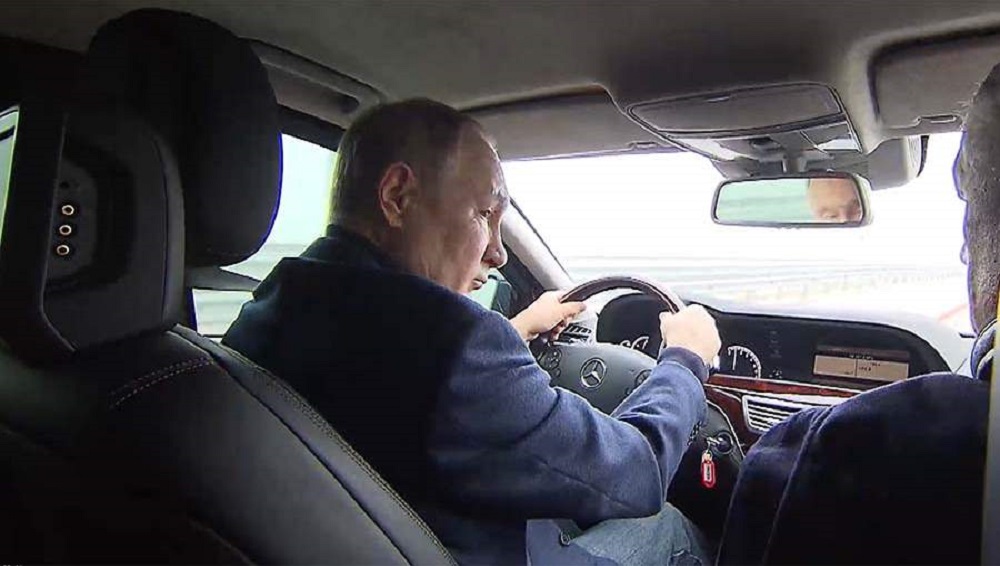 Президент Путин проехал по восстановленному с помощью брянских автокранов Крымскому мосту