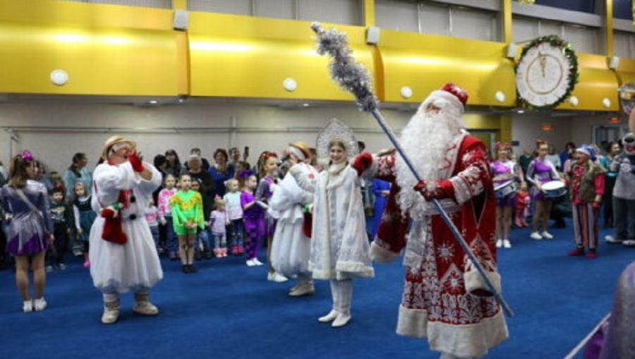 В Брянске Дед Мороз и Снегурочка поздравили детей-сирот с наступающим Новым годом