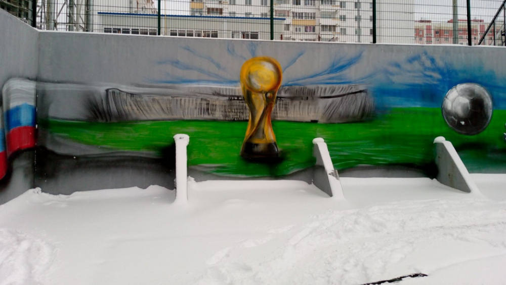 В Брянске художник Виталий Короткий украсил забор возле школы № 72 спортивными граффити