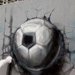 В Брянске художник Виталий Короткий украсил забор возле школы № 72 спортивными граффити
