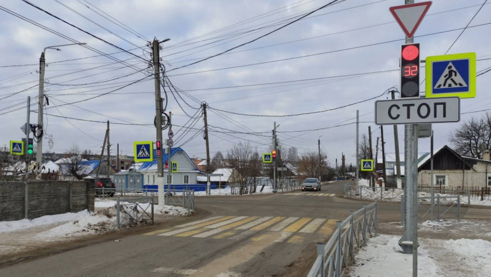 В Жуковке на аварийном перекрестке установили светофоры с перильным ограждением