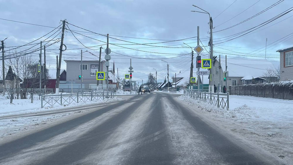 В Жуковке на аварийном перекрестке установили светофоры с перильным ограждением