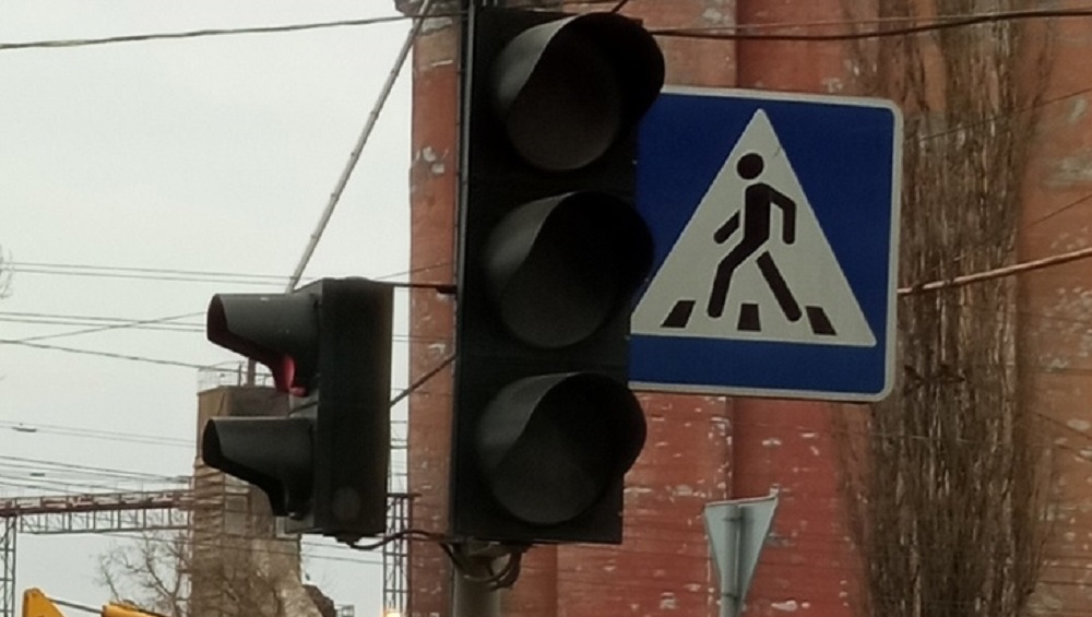 В Брянске водителей и пешеходов предупредили о коварном светофоре на улице Менжинского