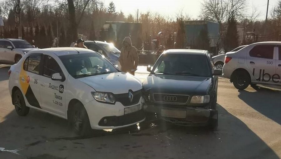 В Советском районе Брянска легковой автомобиль такси попал в ДТП возле Самолёта