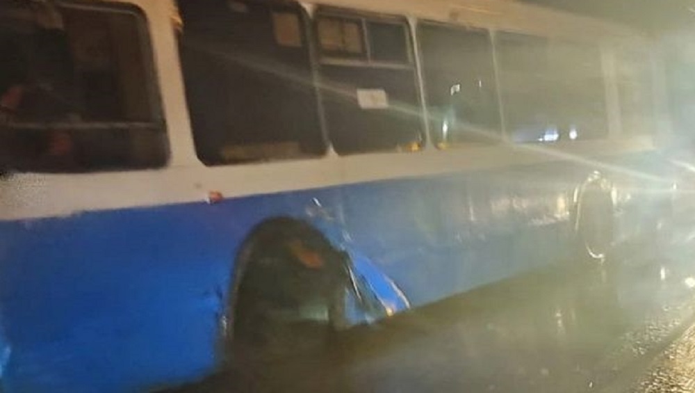 В Брянске 22 декабря троллейбус потерял колесо во время движения по улице Калинина