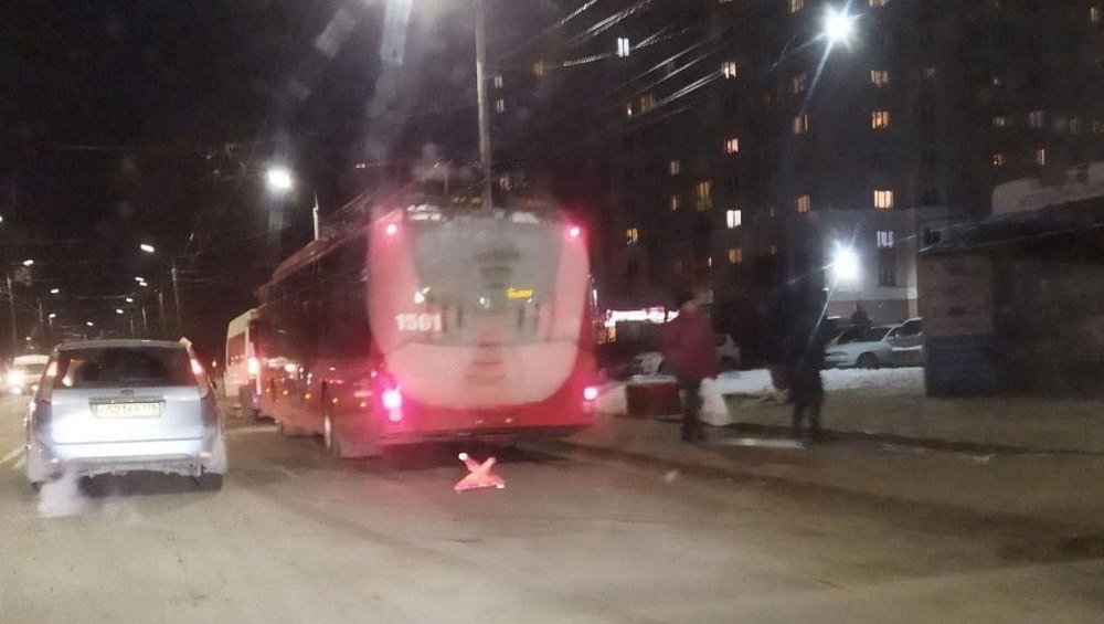 В Брянске заметили в аварийной ситуации новый красный троллейбус