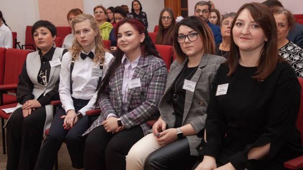 Школы Брянской области пополнили 209 молодых учителей