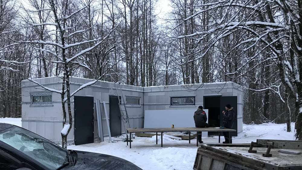 В брянском парке «Соловьи» под приглядом собак после лыжного скандала установили туалет