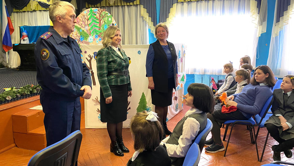 Брянские следователи и детский омбудсмен Инна Мухина поздравили 37 детей-сирот из ДНР