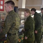 Брянские студенты в воинском соединении выстроились в очередь к пулемёту НСВ