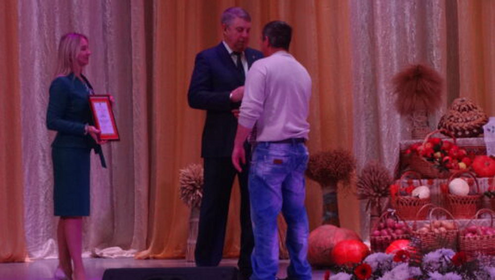 Брянский губернатор Богомаз наградил лучших работников сельского хозяйства