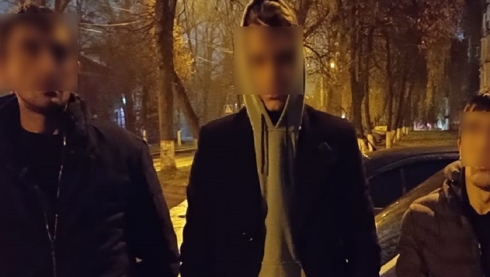В Брянске сотрудники полиции задержали троих молодых иностранцев со 185 граммами героина