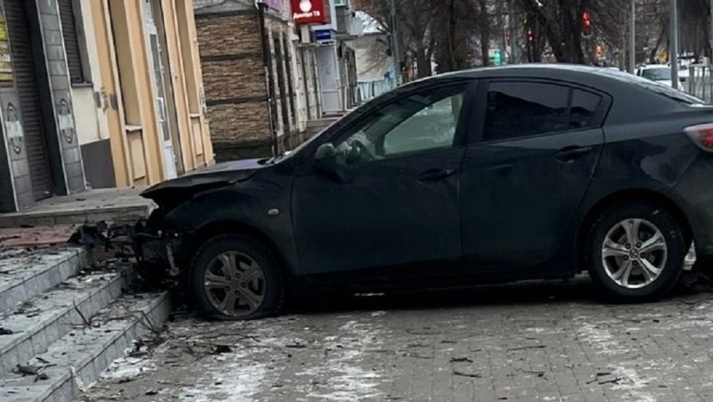 В Брянске утром 11 января вылетевшая на тротуар иномарка врезалась в пивной магазин