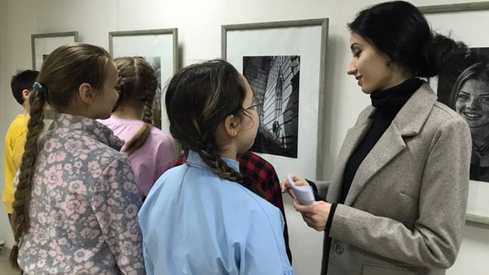 В Брянской детской художественной школе открылась выставка «Черно-белая фотография»