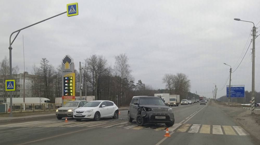 В Брянске возле АЗС «Роснефть» зазевавшийся водитель автомобиля совершил таран
