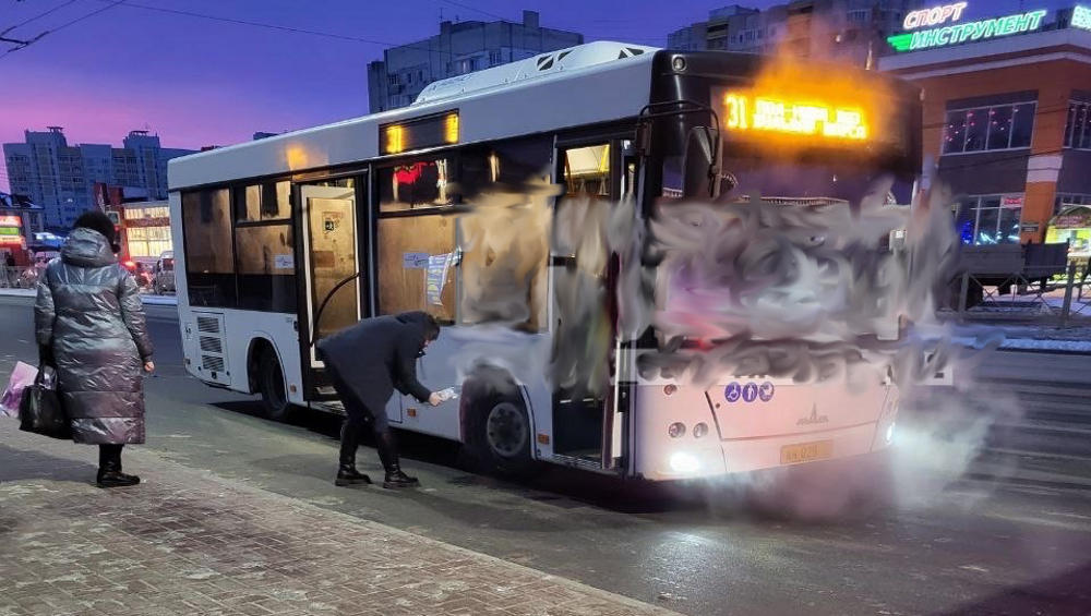 В Брянске на остановке высадили пассажиров из задымившегося автобуса № 31
