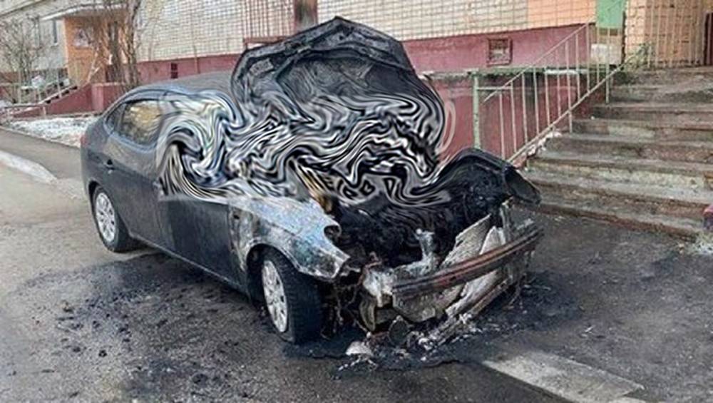 В Брянске во дворе дома на улице 3-го Интернационала утром 9 января сгорел автомобиль