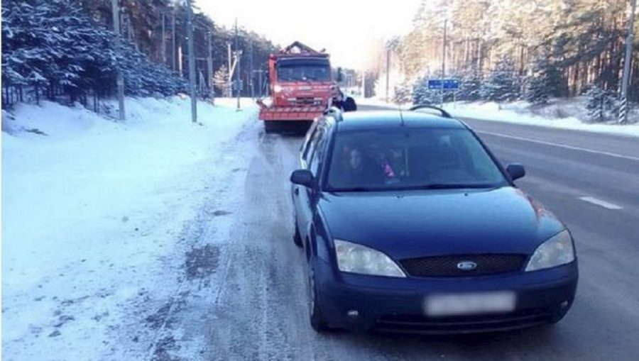 В Брянской области на трассе дорожники пришли на помощь водителю автомобиля Ford