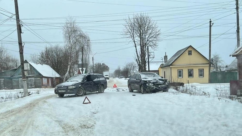 В Новозыбкове устроивший ДТП на перекрестке водитель «Опеля» сломал ключицу