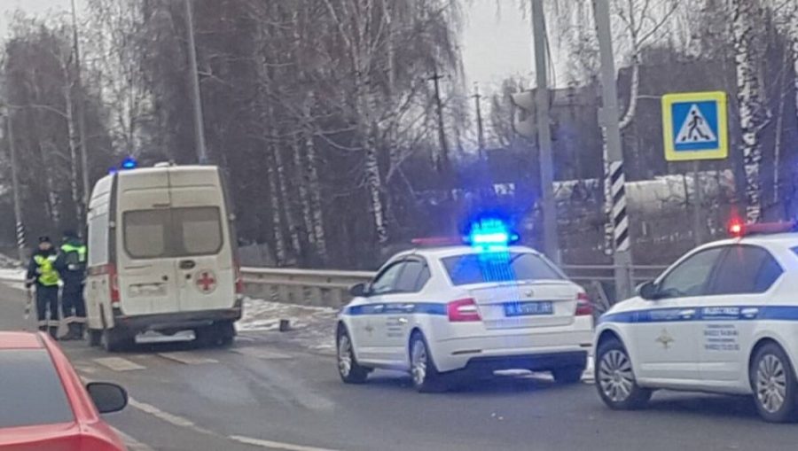 Под Брянском вечером 23 января машина скорой помощи на трассе угодила в ДТП