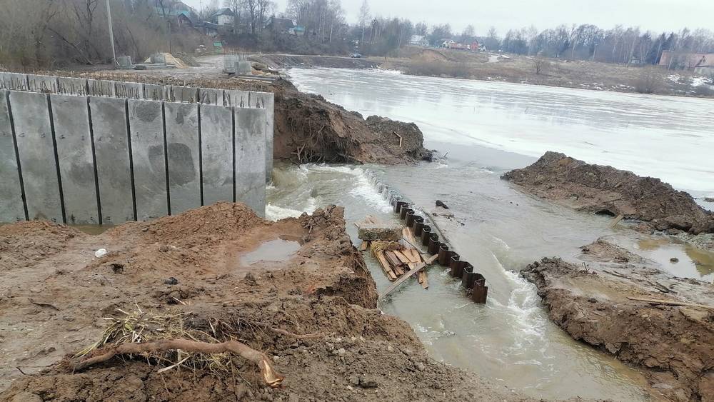 Паводок перекрыл дорогу для жителей поселка Борщов Мглинского района Брянской области