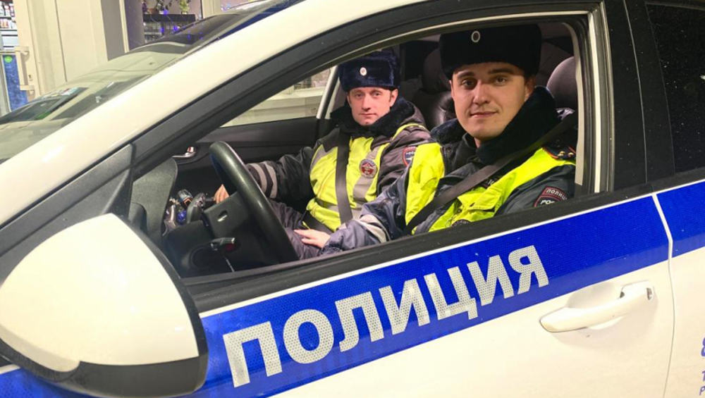 Брянские автоинспекторы помогли попавшему в беду белорусскому дальнобойщику