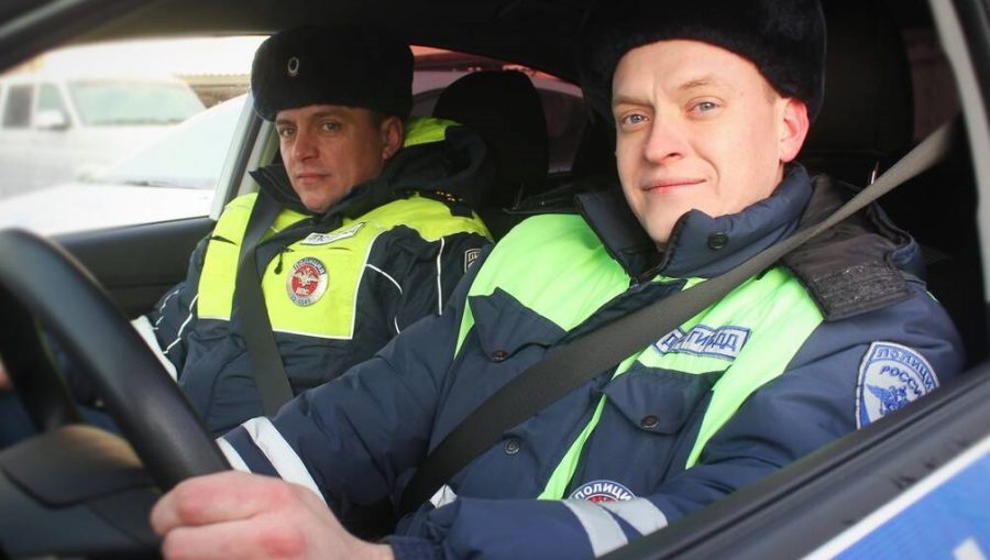 В Брянске полиция сообщила подробности спасения гаишниками замерзавшей автомобилистки