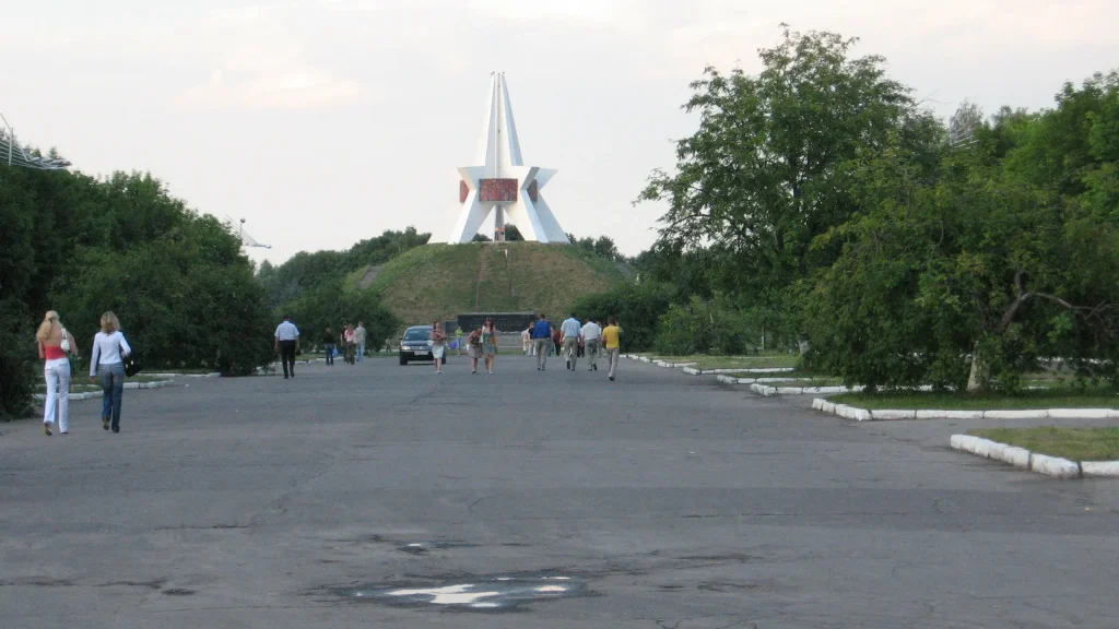 В Брянске архивные снимки напомнили, как выглядел Курган Бессмертия 17 лет назад