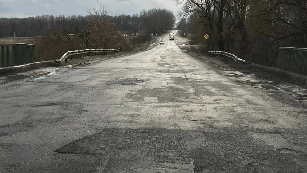 Внезапная оттепель показала брянским водителям разбитые дороги региона