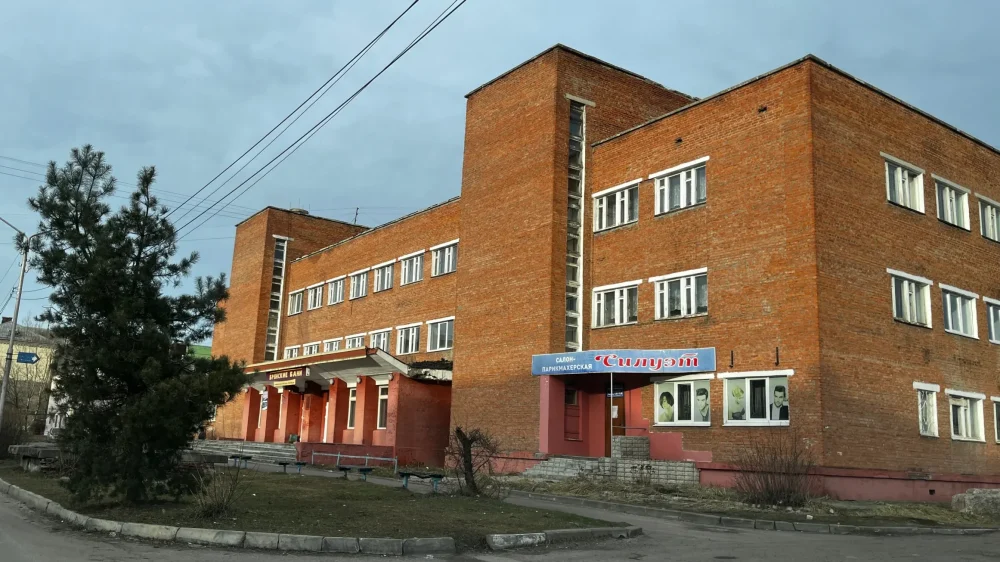 Возле закрытой в Брянске бани на улице Пушкина подросткам начали продавать самогон