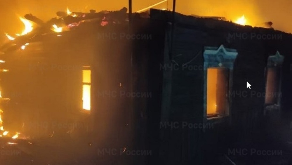 В Комаричском районе при пожаре в жилом доме ночью 14 января пострадали люди