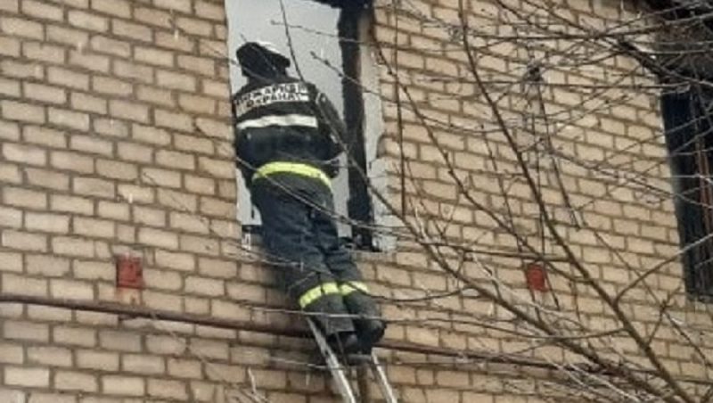 В Мглине Брянской области спасатели за полтора часа потушили горевший жилой дом