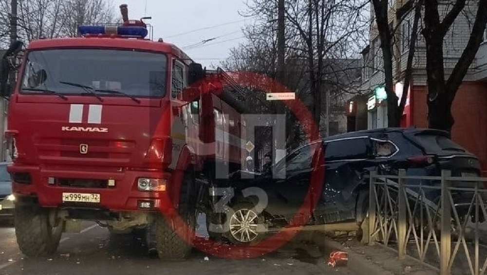 В Володарском районе Брянска пожарная машина попала в ДТП на улице Пушкина