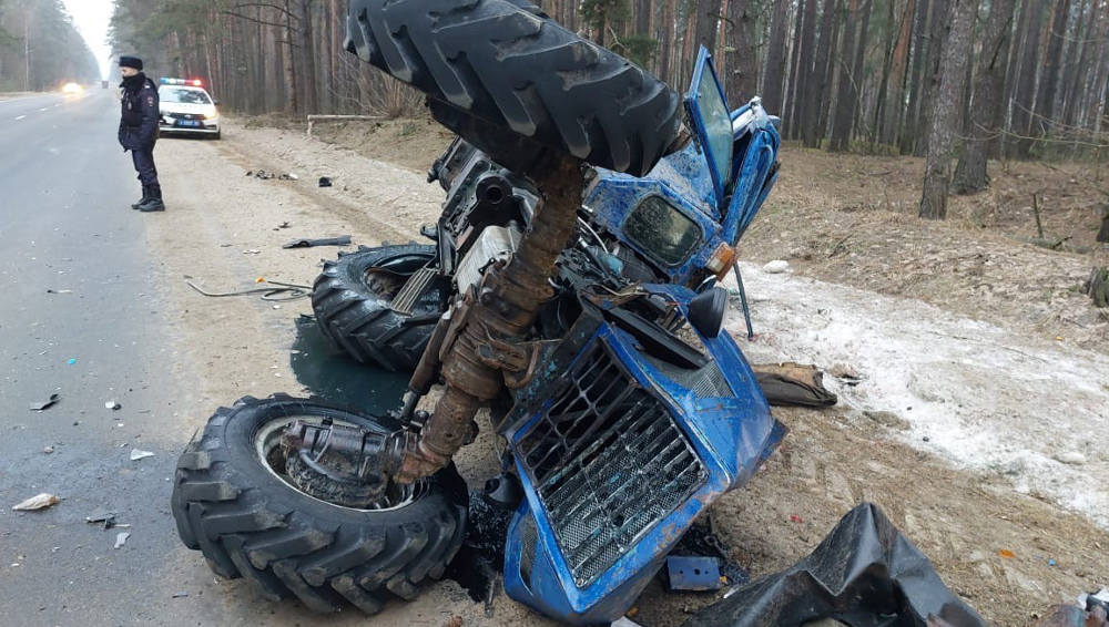 В Брянской области при столкновении автомобиль «Лексус» перевернул трактор «Беларусь»
