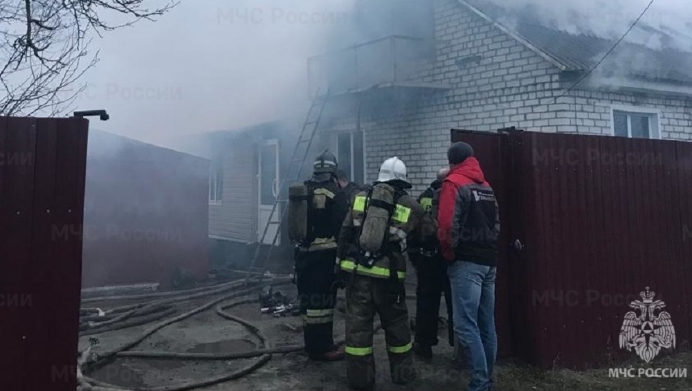 В брянском посёлке Белые Берега утром 20 января за час потушили горевший жилой дом