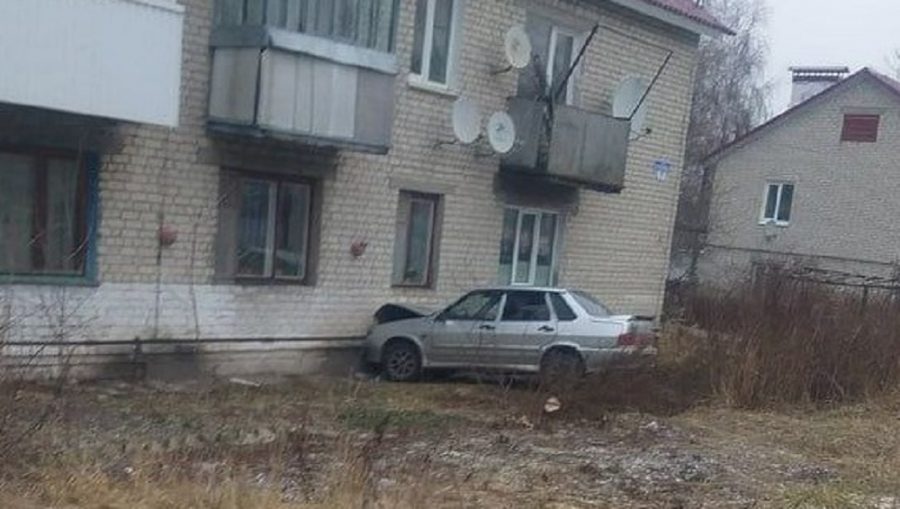 В  Дятьковском районе легковой автомобиль врезался в стену 2-этажного жилого дома
