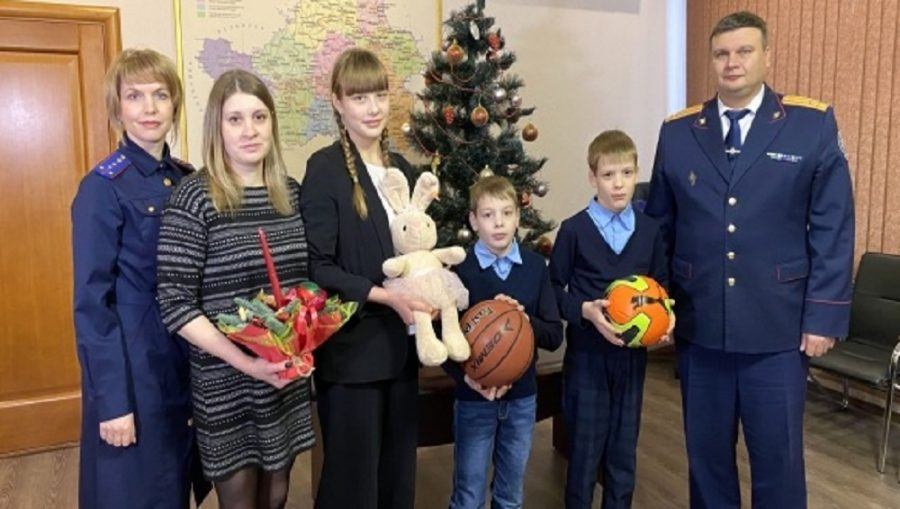 Главный брянский следователь исполнил желания троих детей из многодетной семьи