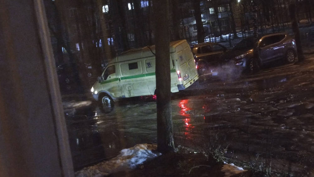 В Брянске сфотографировали коварную лужу, в которой застряли четыре машины