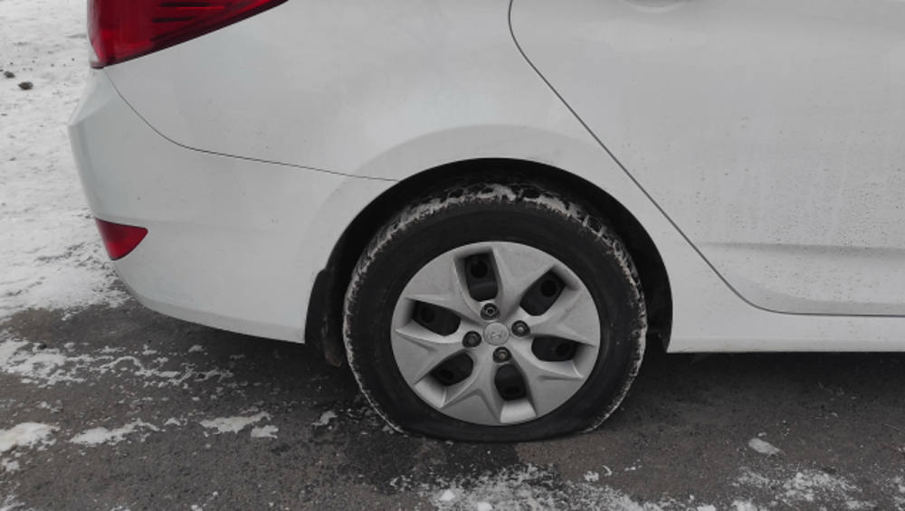 В Клинцах задержали двоих мужчин, порезавших шины на автомобилях медиков