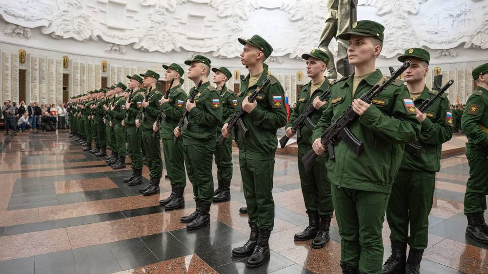 Брянские новобранцы Преображенского полка приняли присягу в Москве в Музее Победы